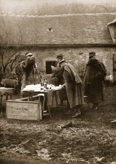 Een haastig ontbijt langs de weg met generaal Joffre, G.C.B., aan het front door French Photographer